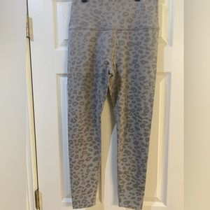 Beyond Yoga gray leopard print legging